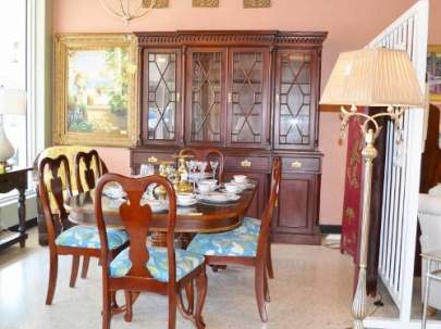 Traditional Dining Table with 6 chairs, 2 leafs and china cabinet (sold seperately)